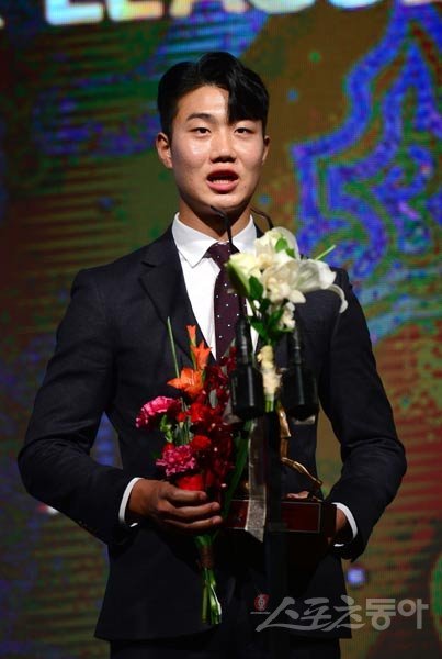 2일 서울 서대문구 홍은동 그랜드힐튼호텔에서 ‘하나원큐 K리그 어워즈 2019‘가 열렸다. K리그1 영플레이어상을 수상한 강원FC 김지현이 소감을 말하고 있다.
김종원 기자 won@donga.com