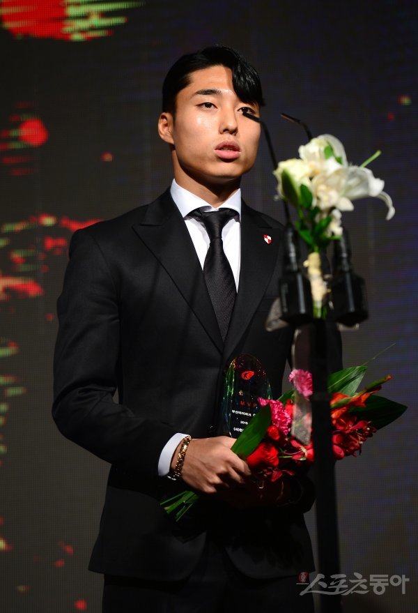 2일 서울 서대문구 홍은동 그랜드힐튼호텔에서 ‘하나원큐 K리그 어워즈 2019’가 열렸다. K리그2 MVP에 선정된 부산 아이파크 이동준이 기념촬영을 하고 있다. 

김종원 기자 won@donga.com