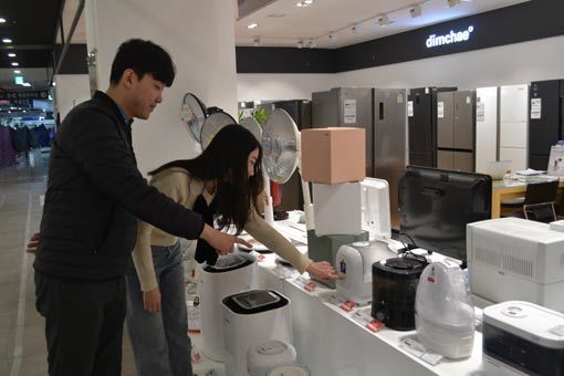 전자랜드 총결산 세일에서 자체브랜드 아낙 가습기를 고르고 있는 고객. 유통업계가 연말 대목 시즌을 겨냥해 히트상품을 할인 판매하는 ‘결산 세일’에 한창이다. 사진제공|전자랜드