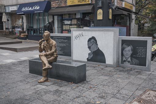 신해철 거리에 있는 동상과 사진. 사진제공｜한국관광공사