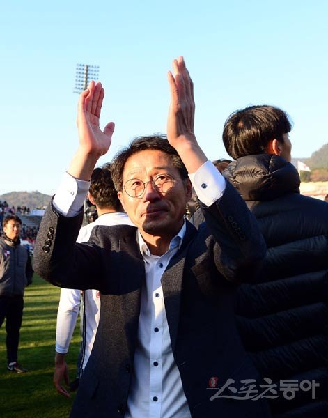 8일 경남 창원 축구센터에서 열린 ‘하나원큐 K리그 2019‘ 경남 FC와 부산 아이파크의 승강플레이오프 2차전 경기에서 부산이 경남에 2-0으로 승리하며 K리그1으로 승격을 확정지은 뒤 조덕제 감독이 팬들에게 박수를 보내고 있다. 창원｜김민성 기자 marineboy@donga.com