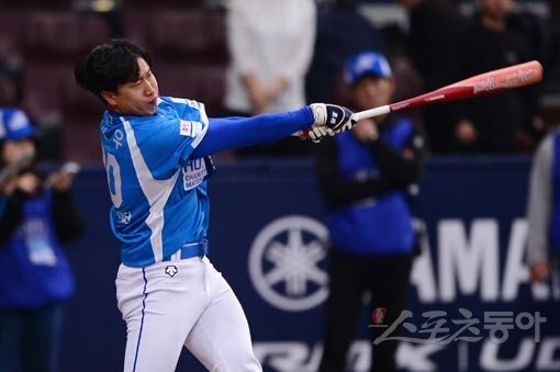 15일 서울 고척스카이돔에서 양준혁야구재단이 주최한 ‘제8회 2019 희망더하기 자선야구대회‘가 열렸다. NC 박진우가 홈런레이스 결승에서 힘찬 스윙을 하고 있다. 고척｜주현희 기자 teth1147@donga.com