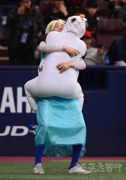 15일 서울 고척스카이돔에서 양준혁야구재단이 주최한 '제8회 2019 희망더하기 자선야구대회'가 열렸다. LG 김용의와 두산 유희관이 포옹하고 있다. 고척｜주현희 기자 teth1147@donga.com