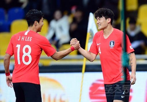 한국 축구대표팀 수비수 김민재(오른쪽)가 15일 부산 아시아드주경기장에서 열린 2019 동아시아축구연맹(EAFF) E-1 챔피언십 중국과의 대회 2차전에서 전반 13분 선제골을 터트린 뒤 이정협과 함께 기뻐하고 있다. 한국은 1-0 승리를 거두고 2승을 마크했다. 부산｜김민성 기자 marineboy@donga.com