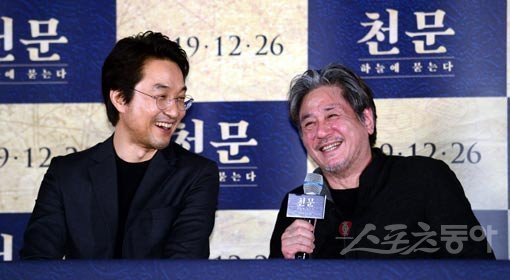 20년 만에 재회한 배우 한석규(왼쪽)와 최민식이 16일 서울 광진구 자양동 롯데시네마 건대입구에서 열린 영화 ‘천문:하늘에 묻는다’ 시사회에 참석해 취재진의 질문에 환하게 웃으며 대답하고 있다. 김종원 기자 won@donga.com