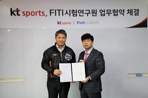 KT 송해영 경영기획실장(왼쪽)과 FITI 시험연구원 김종범 섬유소비재사업본부장이 협약을 체결한 후 기념 촬영을 하는 모습. 사진제공｜KT 위즈