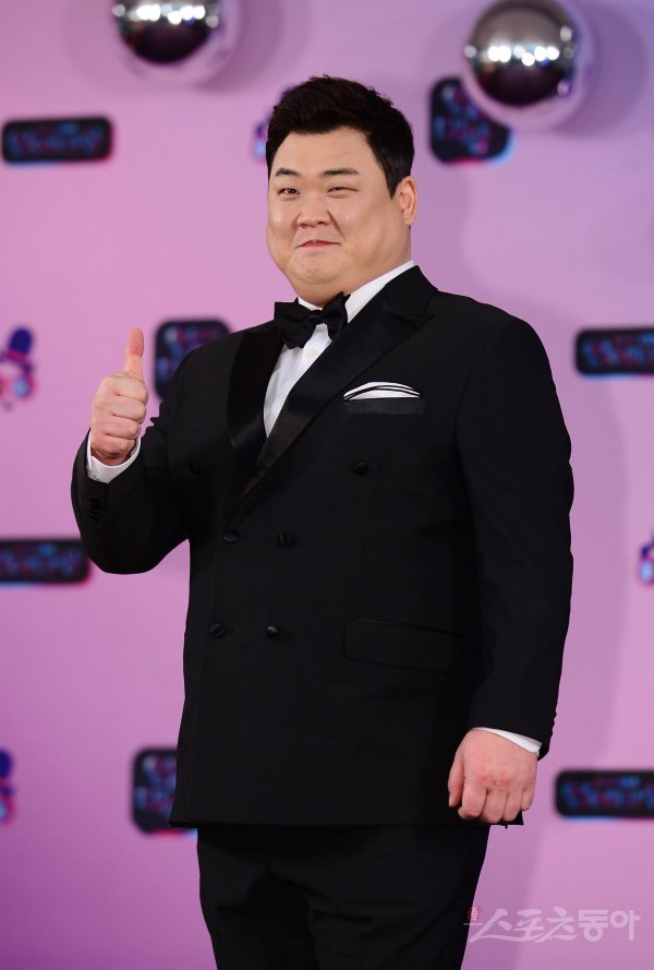 라디오쇼' 김준현 한달 수입 공개→박명수 “많이 버시네” 감탄｜스포츠동아