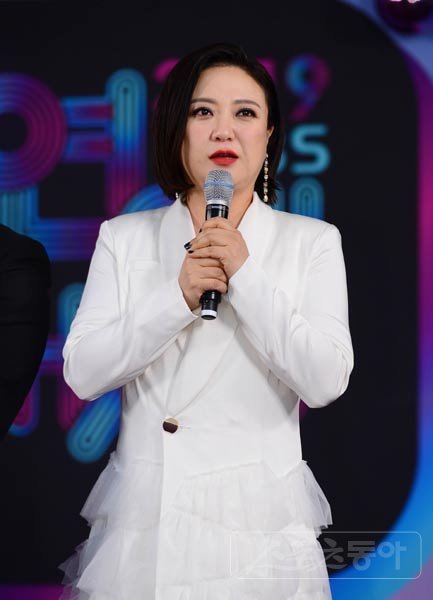 개그우먼 김숙이 21일 밤 KBS 연예대상 시상식에 참석해 후보에 오른 소감을 밝히고 있다. 이날 김숙은 수상에 실패하며 아쉬움을 남겼다. 주현희 기자 teth1147@donga.com