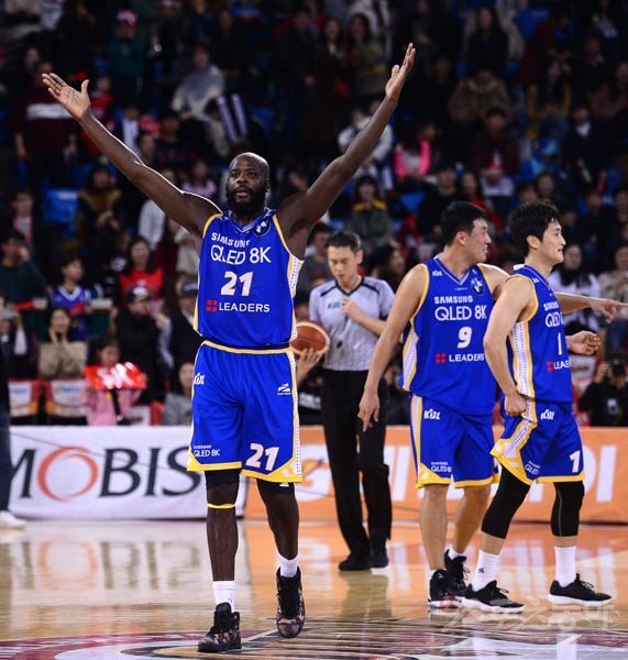 25일 잠실학생체육관에서 열린 ‘2019-2020 현대모비스 프로농구‘ 서울 삼성과 서울 SK 경기에서 80-78 승리를 거둔 후 삼성 제임스가 기뻐하고 있다. 잠실｜김종원 기자 won@donga.com