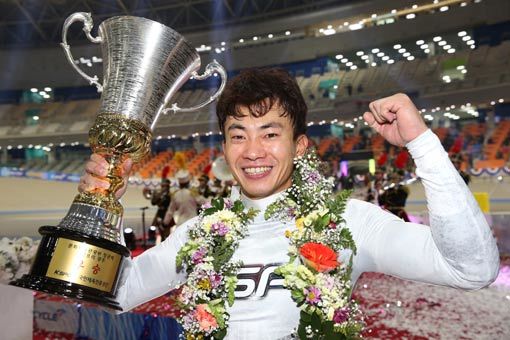 12월 29일 그랑프리 경륜에서 우승하면서 경륜 25년 사상 첫 그랑프리 4연패라는 위업을 달성한 정종진이 우승 트로피를 들고 승리의 포즈를 취하고 있다. 사진제공｜국민체육진흥공단