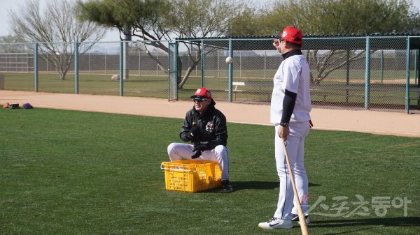 KT 위즈 이강철 감독(왼쪽)이 6일(한국시간) 미국 애리조나주 투손의 스프링캠프지에서 박정환 수비코치에게 볼을 던져주고 있다. 투손(미 애리조나주) | 최익래 기자 ing17@donga.com