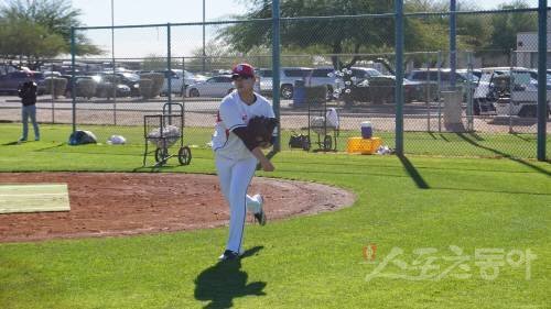 KT 김민이 7일(한국시간) 미국 애리조나주 투손의 스프링캠프지에서 캐치볼을 하고 있다. 투손(미 애리조나주) | 최익래 기자