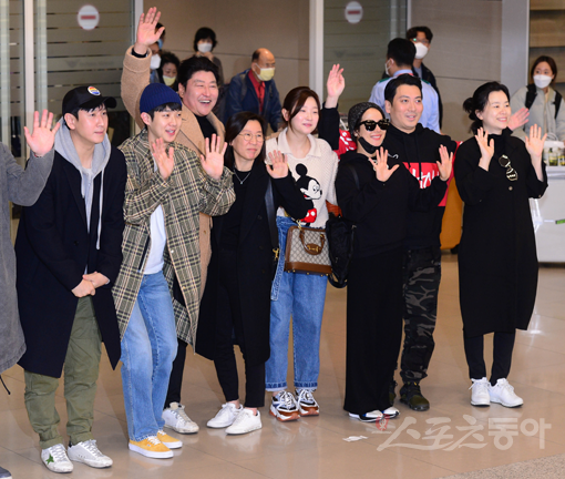 영화 ‘기생충’의 해외 흥행과 함께 출연진의 후속 행보에도 관심이 쏟아진다. 12일 오전 인천국제공항 제2터미널을 통해 귀국한
‘기생충’ 배우들과 제작진이 손들어 인사하며 취재 카메라 플래시에 화답하고 있다. 인천국제공항|주현희 기자
teth1147@donga.com