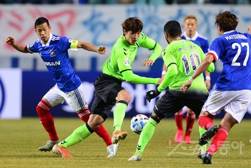 12일 전북 전주월드컵경기장에서 열린 ‘2020 아시아축구연맹(AFC) 챔피언스리그‘ 전북 현대와 요코하마 마리노스(일본)의 조별예선경기에서 전북 조규성이 요코하마 수비수를 제치며 돌파하고 있다. 전주｜김민성 기자 marineboy@donga.com