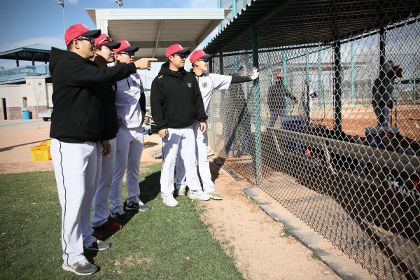 선수들의 훈련을 지켜보고 있는 KT 전력분석팀. 왼쪽부터 김도형 과장, 임세업 대리, 이철우 매니저, 이성권 대리, 김동영 매니저. 사진제공 | KT 위즈