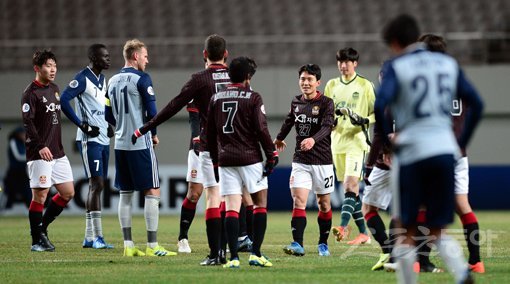 18일 서울월드컵경기장에서 열린 2020 ACL 조별리그 E조 1차전 FC서울과 멜버른 빅토리(호주) 경기에서 1-0 승리를 거둔 서울 선수들이 기뻐하고 있다. 상암 | 김종원 기자 won@donga.com