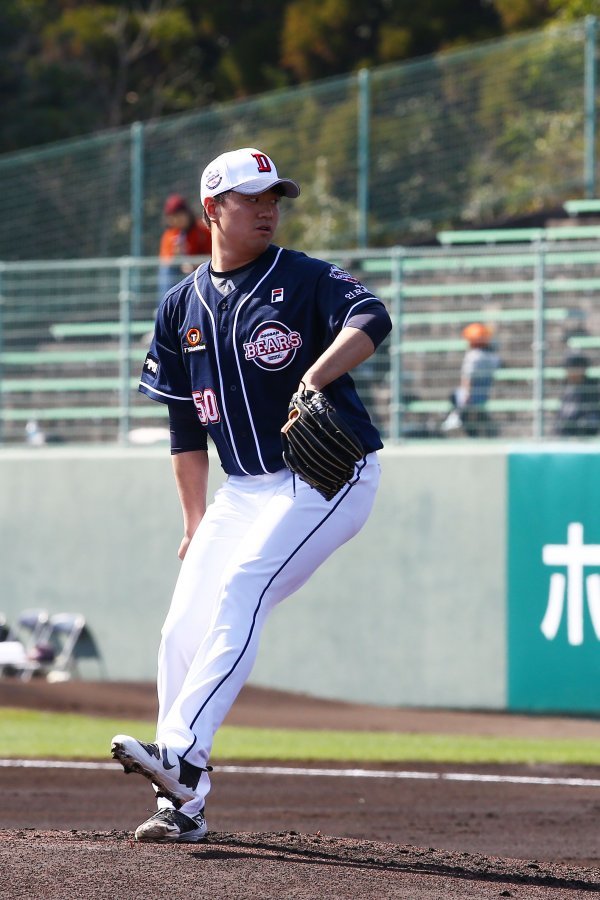 두산 이영하가 24일 일본 미야자키 소켄구장에서 열린 오릭스와 구춘대회 1차전에서 투구하고 있다. 사진제공 | 두산 베어스