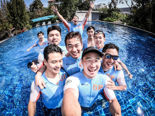 1월 태국 치앙마이에서 동계훈련을 실시한 경륜의 정종진과 김포팀 동료들이 고된 훈련을 마치고 수영장에서 물놀이를 즐기고 있다. 사진제공|김포팀 인치환 선수