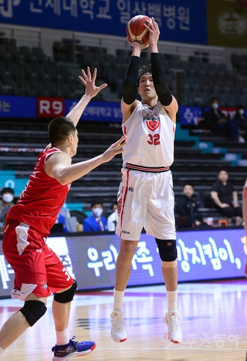 26일 경기도 고양체육관에서 열린 ‘2019-2020 현대모비스 프로농구’ 고양 오리온과 울산 현대모비스의 경기에서 현대모비스 
이종현이 오리온 장재석의 수비를 앞에 두고 슛을 쏘고 있다. 고양｜김민성 기자 marineboy@donga.com