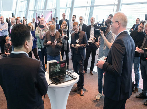 SK텔레콤이 도이치텔레콤과 함께 독일 도시에 구축할 5G RF 중계기를 독일 기자들이 취재하고 있다. 사진제공｜SK텔레콤