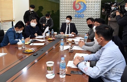 KBO는 3일 서울 강남구 도곡동 KBO회관에서 실행위원회를 열고 신종 코로나바이러스감염증 예방 관련 정규리그 운영 방안을 논의하고 있다. 류대환 사무총장과 단장들이 회의를 하고 있다. 김종원 기자 won@donga.com