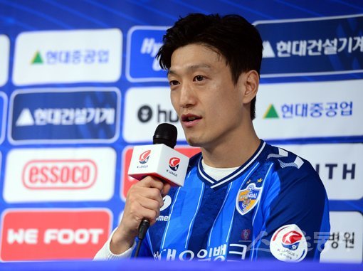 5일 서울 신문로 축구회관에서 이청용의 울산 현대 입단 기자회견이 열렸다. 울산에 입단한 이청용이 입단 소감을 밝히고 있다. 김민성 기자 marineboy@donga.com