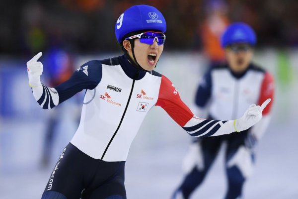 정재원이 9일(한국시간) 네덜란드 헤이렌베인 티알프경기장에서 열린 ISU 2019~2020시즌 월드컵 파이널 매스스타트에서 1위로 골인한 뒤 환호하고 있다. 개인 첫 월드컵 매스스타트 금메달이다. 사진제공 | ISU(국제빙상경기연맹)