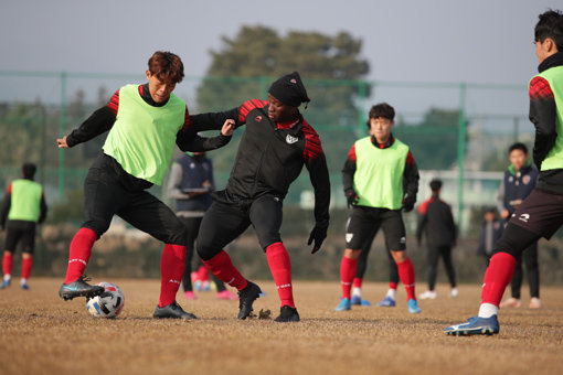 포항 스틸러스는 올 시즌 아시아축구연맹(AFC) 챔피언스리그 출전권을 노린다. 김기동 감독은 “빠른 템포의 축구”로 목표 달성에 도전한다. 포항의 제주 전지훈련 당시 모습. 사진제공｜한국프로축구연맹