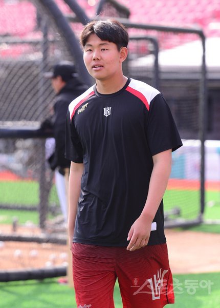 12일 경기도 수원kt위즈파크에서 kt 위즈가 훈련을 시작했다. kt 소형준이 취재진과 인터뷰를 위해 걸어 나오고 있다. 수원|주현희 기자 teth1147@donga.com