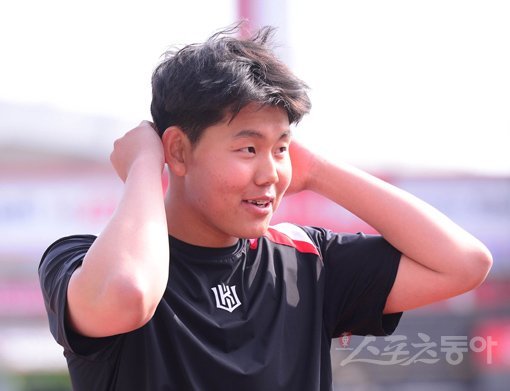 KT 소형준은 ‘대형신인’이라는 주변의 평가에 고개를 가로젓는다. “일단 선발로 1승을 거두는 게 목표”라며 한 발 한 발 착실한 성장을 다짐하고 있다. 12일 수원KT위즈파크에서 취재진과 인터뷰를 하고 있는 소형준. 수원|주현희 기자 teth1147@donga.com