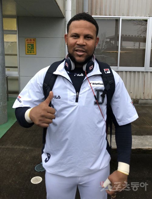 두산 베어스 호세 미구엘 페르난데스가 일본 미야자키 사이토구장에서 포즈를 취하고 있다. 미야자키(일본) | 강산 기자