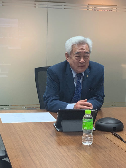 조정원 세계태권도연맹 총재가 17일 중국 우시시 류시아 부시장과 화상회의를 진행하고 있다. 사진제공 | 세계태권도연맹(WT)