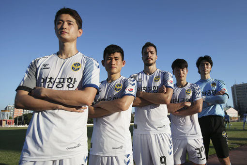 K리그1 대표 생존왕 인천 유나이티드는 2020 시즌 K리그1 잔류 그 이상을 꿈꾼다. 투병 생활로 지휘봉을 놓은 유상철 감독
후임으로 팀을 맡은 임완섭 감독은 생존을 넘어 K리그1 파이널A 진출을 목표로 선수들과 구슬땀을 흘리고 있다. 인천의 주축
선수들인 문지환, 김도혁, 무고사, 김호남, 정산(왼쪽부터). 사진제공|한국프로축구연맹