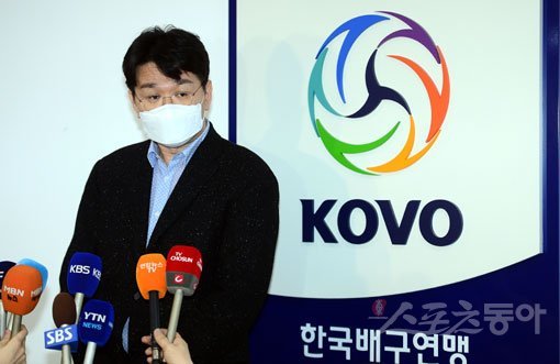 23일 서울 상암동 한국배구연맹(KOVO) 사무실에서 KOVO 임시 이사회가 열렸다. 조원태 KOVO 총재가 남녀 12개 구단 단장들이 참석한 이사회 결과를 밝히고 있다. 상암｜김민성 기자 marineboy@donga.com