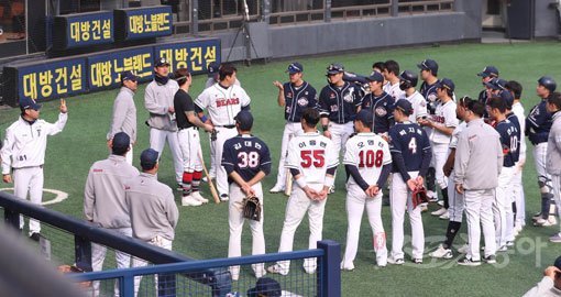 프로야구 개막이 4월 20일 이후로 늦춰진 가운데 두산 베어스 선수들이 25일 서울 송파구 잠실야구장에서 청백전이 끝난 뒤 미팅하고 있다. 청팀과 백팀의 경기는 3-3 동점으로 종료됐다. 잠실｜주현희 기자 teth1147@donga.com