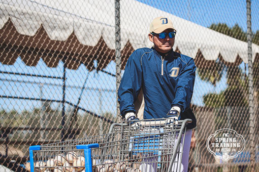 NC에 돌아온 강인권 수석코치가 2월 미국 애리조나주 투손의 스프링캠프에서 선수들을 지켜보는 모습. 사진제공 | NC 다이노스