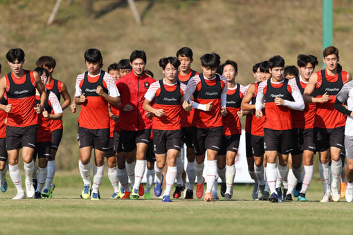 지난해 K리그2에서 좋은 성적을 거두고도 K리그1 승격의 기회를 놓친 부천FC는 지난 겨울 선수단 내 많은 변화가 불가피했다. 
하지만 강한 체력을 바탕으로 한 전원 수비·전원 공격으로 올 시즌 다시 한 번 1부 리그 승격을 꿈꾸고 있다. 사진제공｜한국프로축구연맹