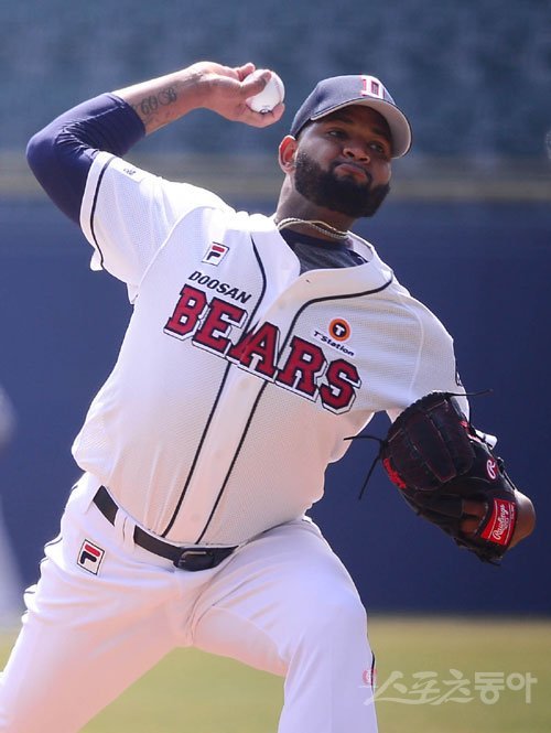 프로야구가 4월 7일부터 인접 구단 간 연습경기를 계획한 가운데 두산 베어스가 31일 서울 송파구 잠실야구장에서 청백전을 가졌다. 1회초 선발 등판한 백팀 알칸타라가 역투하고 있다. 잠실 | 주현희 기자 teth1147@donga.com