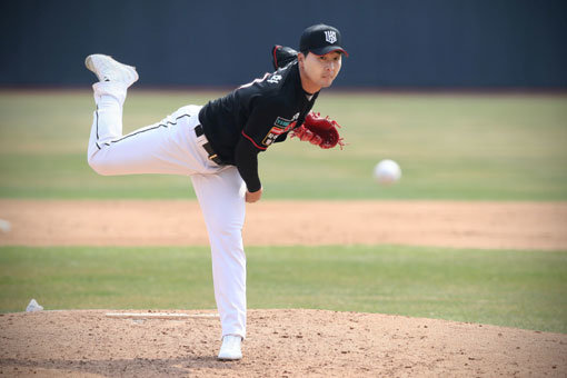 오른쪽 팔꿈치 수술을 받은 뒤 기나긴 재활의 시간을 보냈던 KT 이상화가 2일 수원 KT위즈파크에서 열린 청백전에서 힘차게 공을 던지고 있다. 인고의 시간을 보낸 그는 “곁에서 지켜준 아내의 힘이 컸다”고 고마움을 나타냈다. 사진제공｜KT 위즈