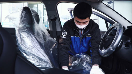 베이징현대와 동풍열달기아는 차량 구매 후 실직, 전염병, 사고 등 고객이 처한 상황이 변하면 차량을 교환 또는 반납할 수 있는 신개념 구매 안심 프로그램을 선보였다. 베이징현대 직원이 고객 차량 실내 소독서비스 준비작업을 하고 있는 모습. 사진제공｜현대·기아차