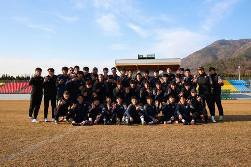 K리그2 시민구단으로 재탄생한 충남 아산은 싱싱한 젊은 피를 가득 채우며 당장이 아닌, 먼 내일의 희망을 그려갈 참이다. 예산 
문제로 프리시즌을 국내에서만 보냈으나 리드미컬한 플레이, 높은 점유율을 강조하며 새 시즌 활력을 불어넣겠다는 의지다. 새 시즌 
선전을 다짐하고 있는 아산 선수단. 사진제공｜한국프로축구연맹