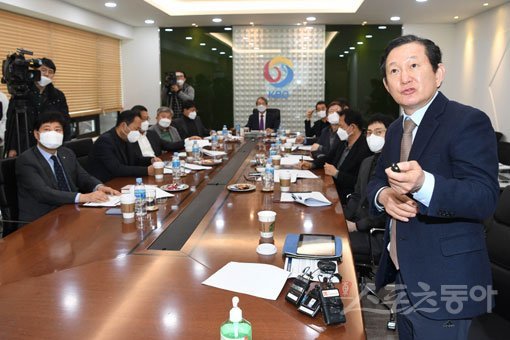 코로나19로 프로축구와 프로야구의 시즌 개막이 계속 미뤄지고 있는 가운데 예방의학 전문가인 전병율 차의과대학 교수(오른쪽)는 7일 “확진자가 하루 30명 또는 50명 정도에서 5일 이상 지속될 때 개막할 수 있을 것”이라고 진단했다. 3월 10일 KBO 이사회에 참석해 정운찬 KBO 총재와 각 구단 사장들에게 코로나19 관련 브리핑을 하고 있는 전 교수. 스포츠동아DB