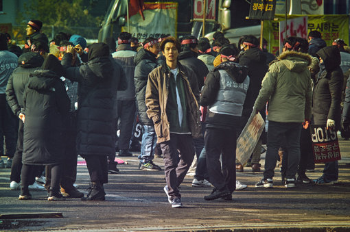 영화 ‘사냥의 시간’의 공개가 전면 보류됐다. 넷플릭스는 법원의 상영금지 가처분 신청을 받아들여 10일 전 세계 190여개국 공개 계획을 철회했다. 사진제공｜리틀빅픽처스