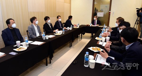 KBO가 14일 서울 강남구 도곡동 캠코양재타워에서 이사회를 열어 5월 초 무관중으로 정규시즌 개막 확정을 논의했다. 신종 코로나바이러스 감염증(코로나19) 확진자가 30명 내외로 발생하며 5월 초 무관중으로 정규시즌을 개막해 팀당 144경기를 치르는 방안을 구상하고 있다. 

주현희 기자 teth1147@donga.com