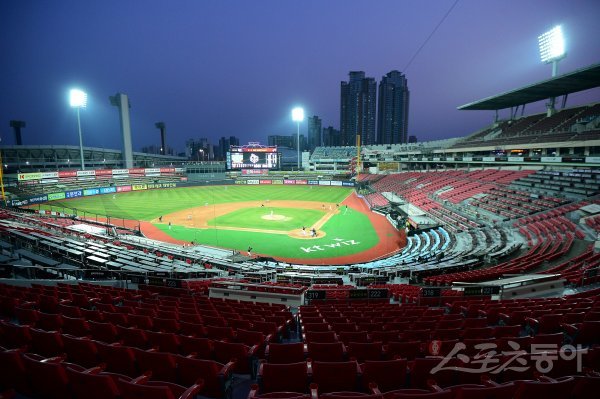 15일 수원 kt위즈파크에서 kt 위즈의 첫 야간 청백전 경기가 열렸다. 수원 | 김민성 기자 marineboy@donga.com