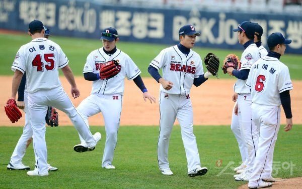 22일 잠실야구장에서 키움 히어로즈와 두산 베어스가 연습경기를 가졌다. 5-0 승리를 거둔 두산 선수들이 기뻐하고 있다. 잠실 | 김종원 기자 won@donga.com