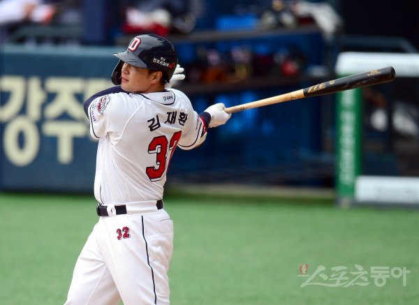 22일 잠실야구장에서 키움 히어로즈와 두산 베어스가 연습경기를 가졌다. 6회말 무사 두산 김재환이 좌월 솔로 홈런을 날리고 있다. 잠실 | 김종원 기자 won@donga.com