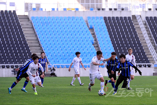 한국프로축구연맹이 지난 21일 팀 간 연습경기를 허용한 가운데 23일 인천축구전용경기장에서 열린 K리그 수원FC와 인천 유나이티드의 첫 연습경기가 열렸다. 수원 이지훈이 드리블 돌파를 하고 있다. 인천|주현희 기자 teth1147@donga.com