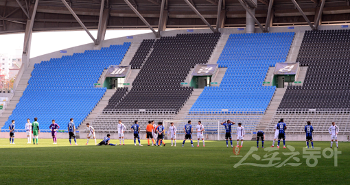 한국프로축구연맹이 지난 21일 팀 간 연습경기를 허용한 가운데 23일 인천축구전용경기장에서 열린 K리그 수원FC와 인천 유나이티드의 첫 연습경기가 열렸다. 인천과 수원 선수들이 거리를 둔 채 경기장에 도열했다. 인천｜주현희 기자 teth1147@donga.com