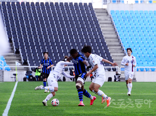 ‘축구의 봄’이 활짝 필 날도 머지않았다. 23일 인천축구전용경기장에선 인천 유나이티드-수원FC의 연습경기가 펼쳐졌다. 코로나19로 인해 자체 청백전만 치르던 K리그 팀들간의 첫 연습경기라 이목이 집중됐다. 인천 외국인 공격수 케힌데(가운데)가 수원FC의 협력수비를 드리블로 뚫고 있다. 인천|주현희 기자 teth1147@donga.com